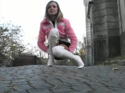 Красивая стесняясь сделала ручей на брущатке