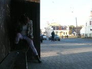 Жестко обмочила автобусную остановку