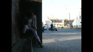 Жестко обмочила автобусную остановку