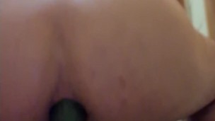 Sfondandomi il culo con un cetriolo gigante