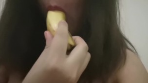 Asian amateur MelanieQuezon fucks herself with a banana