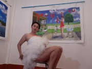 У девушки нет трусиков. Покажите киску фотографу. Детка позирует в галерее 11/16