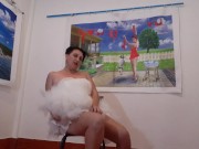 У девушки нет трусиков. Покажите киску фотографу. Детка позирует в галерее 12/16