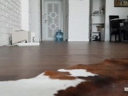 Сексуальный пранк с падающим полотенцем перед доставщиком воды - Screenshot 16 of 16 - HD