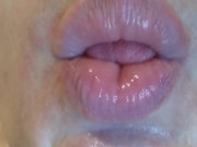 Cосу язык крупным планом. ASMR VIDEO - Screenshot 13 of 16 - Lips