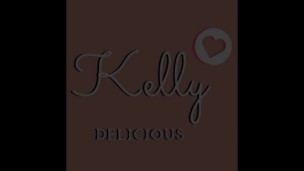 Tetona Milf juega con sus Grandes Tetas - Kelly Delicious