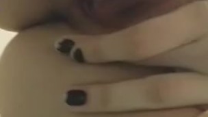 Padrona Darkshine mostra il suo culo e poi si masturba la fica depilata