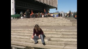 Жестко обмочилась на политическом митинге