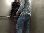 не отказалась от члена в лифте, секс в публично месте! 1/16