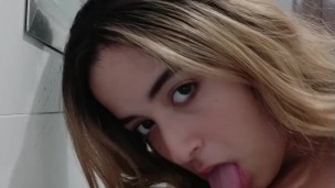 Busty Latina cavalgando e esguichando sua buceta cremosa com brinquedos - em quarentena