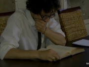 Scarlet e il Secchione Trailer Sfigato Nerd annusa piedi lecca piedi ITA 2/16