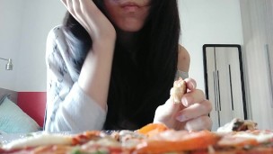 Giganta juega con tinys en su comida [Giantess full video]