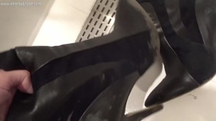 peeing over her shoes pee dirty shoes plassen