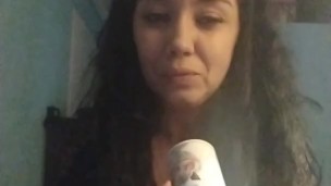 Tetona madurita jugando con la nata por todo el cuerpo.