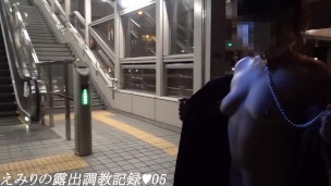 えみり 駅構内を首輪をつけて露出散歩。調教の様子を自ら公開します。