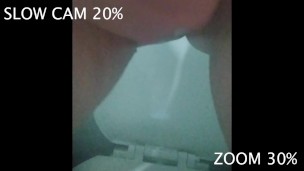 Madurita tetona meando en el baño de casa. Fetiche de la orina