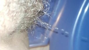 ORINADO en un baño PUBLICO