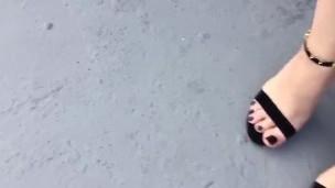 @tici_feet tici feet IG tici_feet walking with black toes and sandals