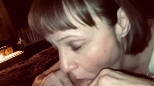 Mature mommy loves sucking cock & swallowing 