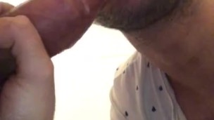 Su vecino le llena la cara de leche a youtuber y desesperado se la toma 