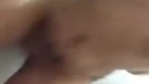 Rapidinha no chuveiro dando cuzinho