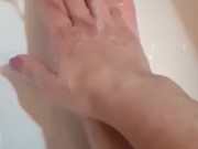 Mistress Susanna Guerriero si rinfresca i piedi con un bel lavaggio