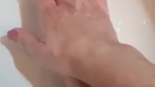 Mistress Susanna Guerriero si rinfresca i piedi con un bel lavaggio