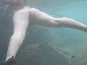 Desnuda en el río 1/16