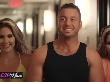 Reckless in miami - Voracious maneater Brooke Benz squeezes money and cum