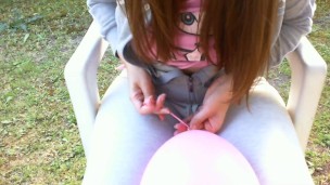 Nicoletta gioca con dei fetish palloncini in giardino sei pronto?