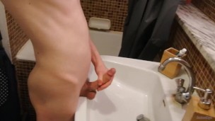 Grosse ejac pendant que ma colloc .