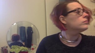 Garota fetiche de cabeça raspada raspa a própria cabeça