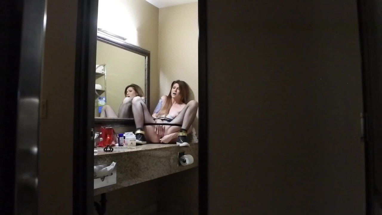 PEEPING TOM Watches ErinEvelyn Masturbate On The Hotel Bathroom Counter - Free Sex Video - RedTube
