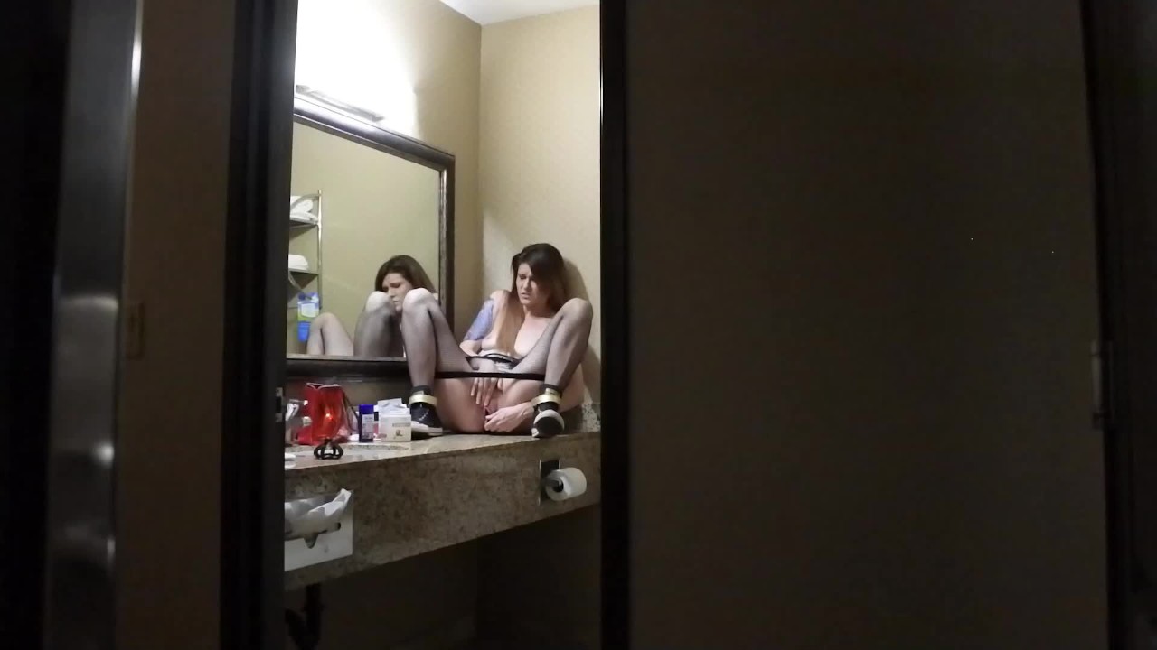 PEEPING TOM Watches ErinEvelyn Masturbate On The Hotel Bathroom Counter - Free Sex Video - RedTube