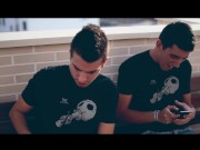 Haciendole el serrucho a una pornstar con un amigo. Un trio muy caliente 2/16