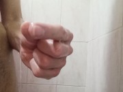 Hombre sexy se Masturba con su gran Pene hasta Venirse 