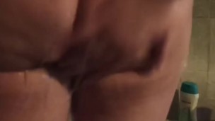 Latina de Grandes Tetas Naturales se Masturba en la Ducha 