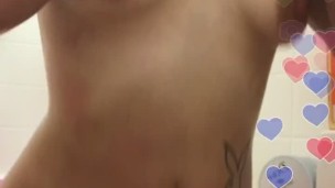 CAMGIRL SQUIRTING ON LIVESTREAM