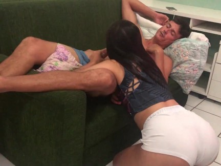 Putinha não fica sem pau, acordei o safado pra foder e dar leitinho