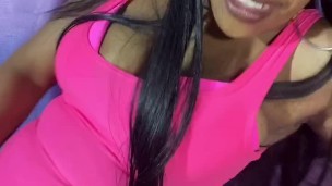 Micah esguichando em rosa