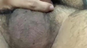 Chico gordo se masturba su pequeño pene, tarda en venirse 