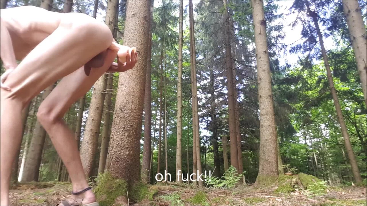 Dildo fuck in the forest! public risky nude walk + anal! cum while riding! - Video di sesso gratis - RedTube