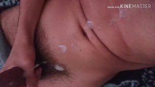 Sexy latino de Verga Enorme se Viene en su Cuerpo 