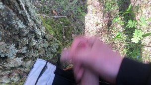 ДРОЧУ В ЛЕСУ ПОКА НИКТО НЕ ВИДИТ