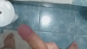 Gostoso não se aguenta na casa do namorado e toca sozinho