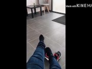 Exhib de mes pieds et seins dans la salle d’attente de l’ostéopathe