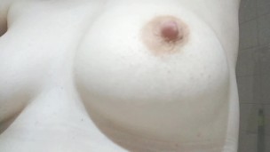 (HD) Nah & Langsam Tour um meine natürlichen Brüste + Nippelkratzen