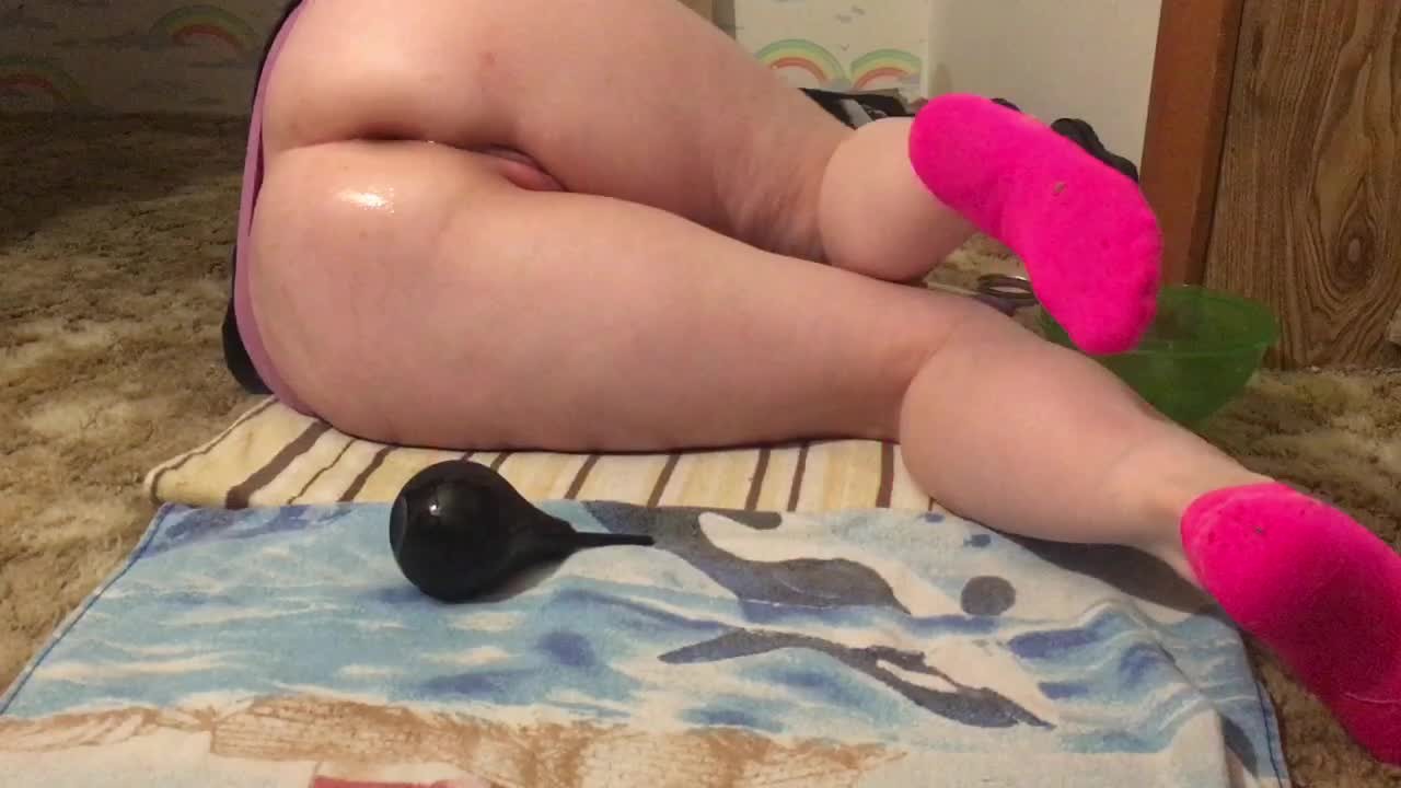 Enema release during Anal play plus double penetration - Video di sesso gratis - RedTube