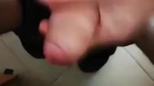 Ragazzo sborra nel bicchiere