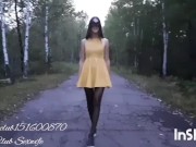 Прогулка в парке. Снимаю трусики и показываю киску на улице 1/16